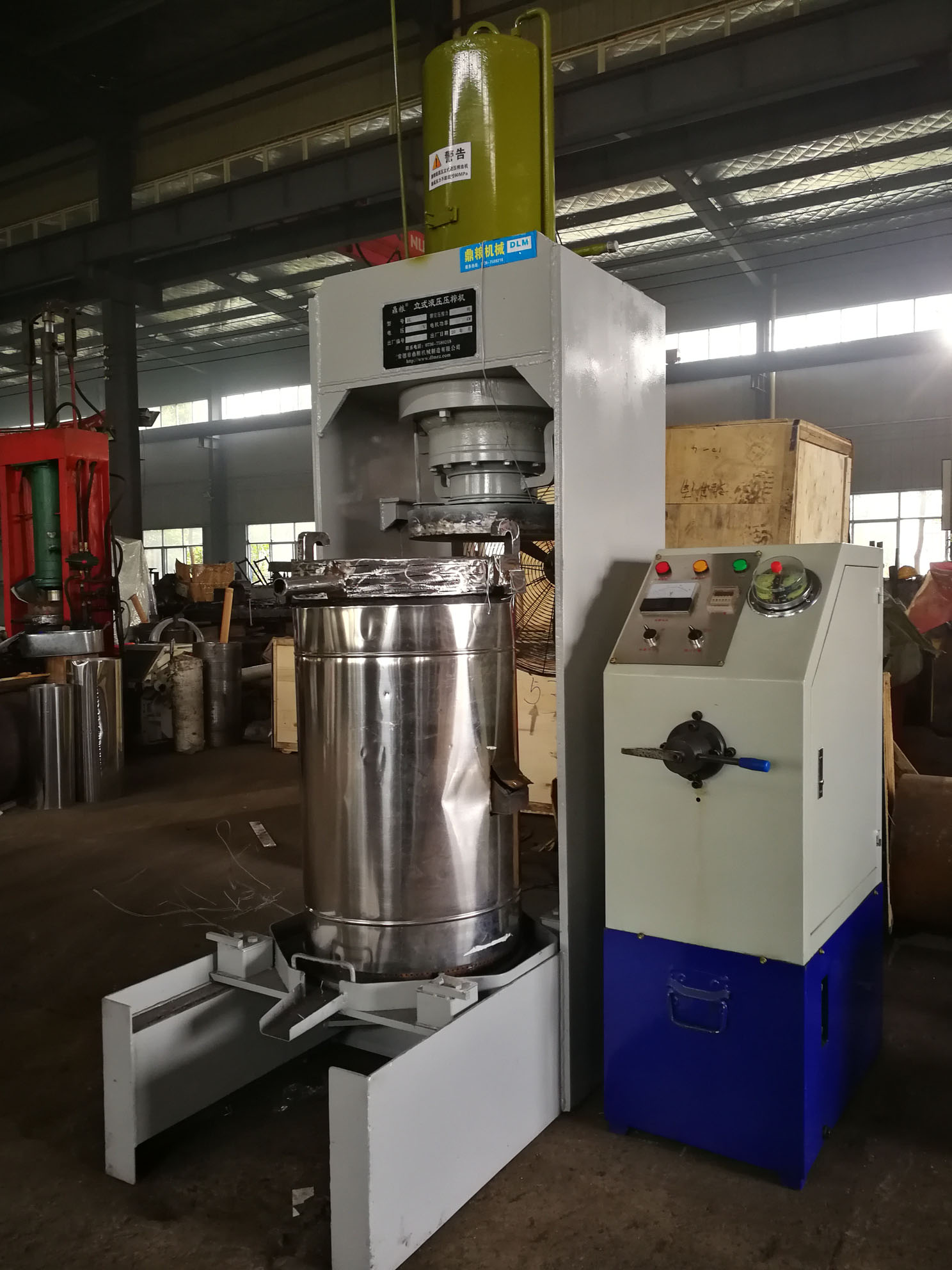 不銹鋼超高壓立式液壓壓榨機(jī)，果汁壓榨機(jī)，果渣壓榨機(jī)，藥材壓榨，油渣處理，白土壓榨